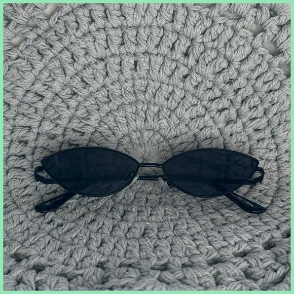 Reese Pointy Cat Eye Sunglasses - Picture 3 of 6